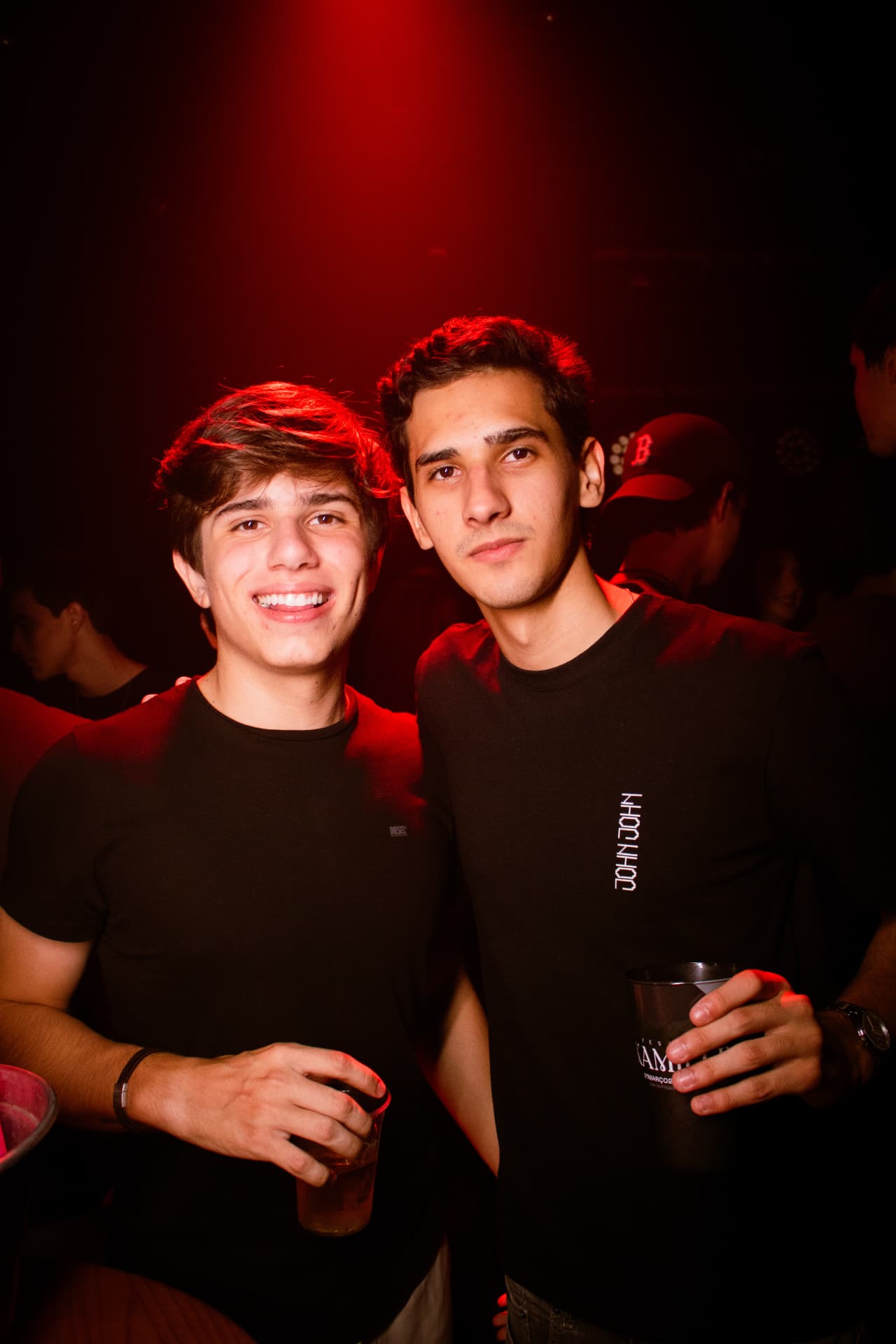Amigos curtindo a noite na Festa Lune