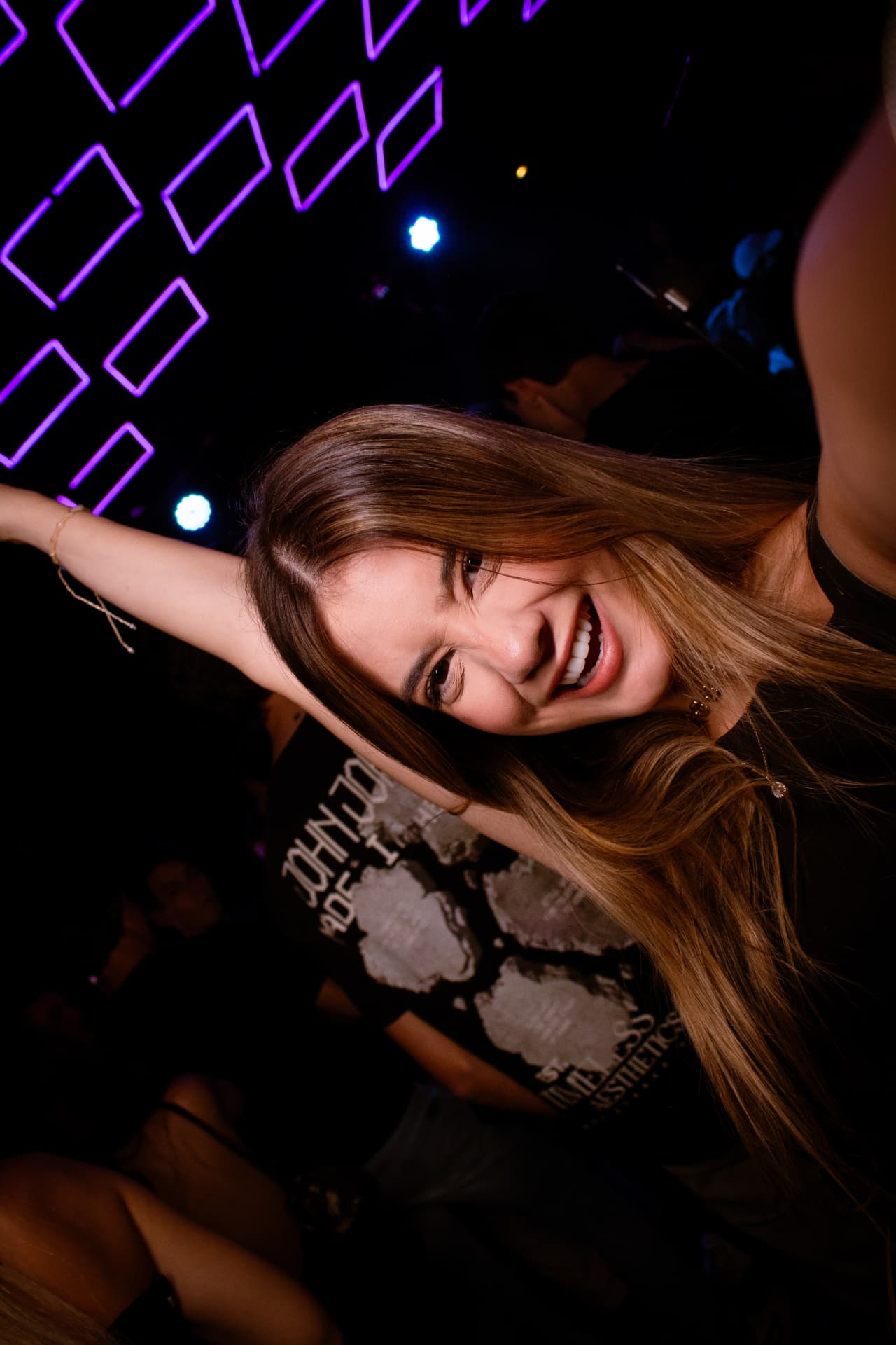 Convidada sorrindo com painel de LED ao fundo