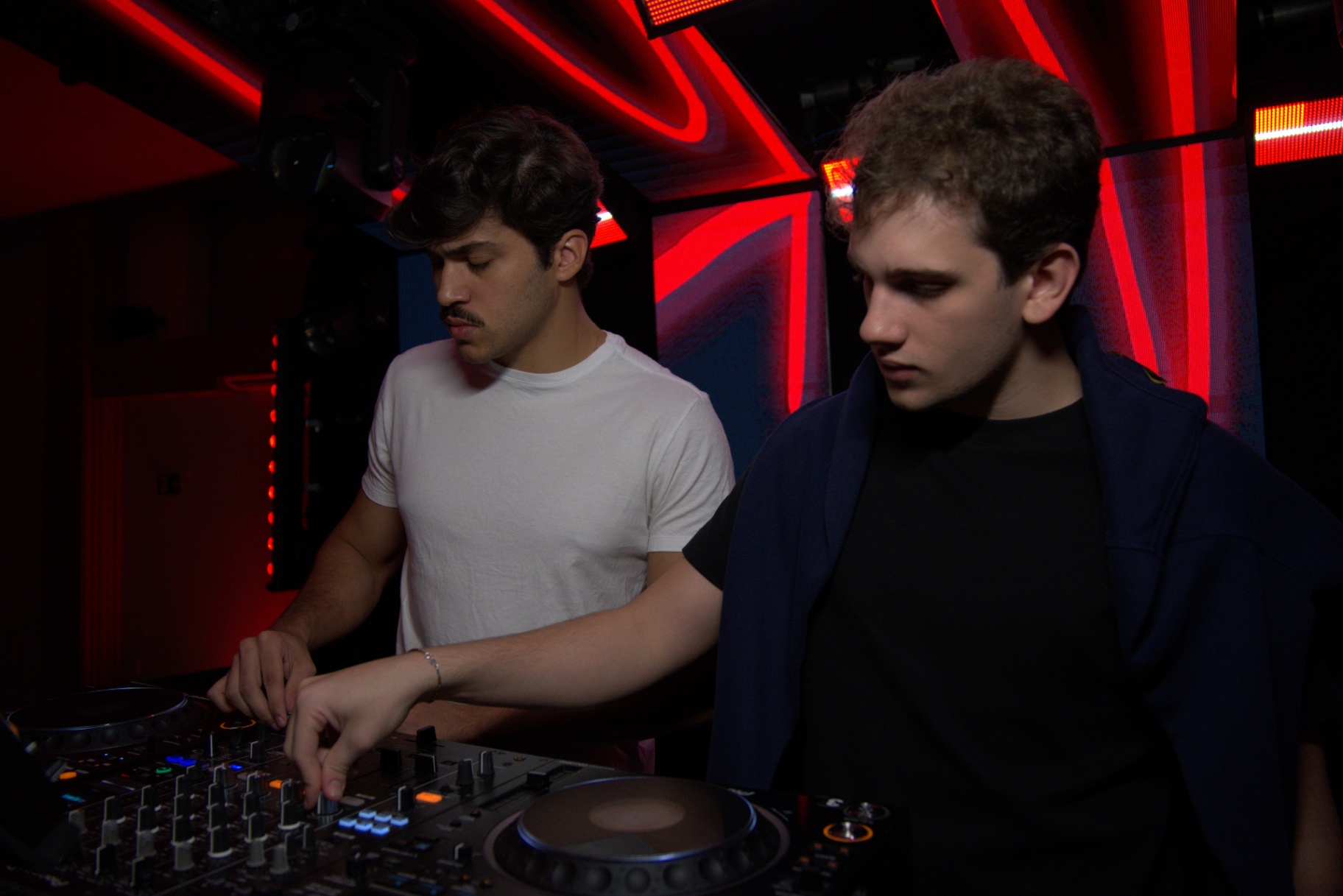 DJs comandando a pista na Festa Lune